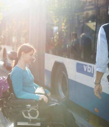 Frau im e-Rolli vor einer geöffneten VBL-Tür; Bus-Chauffeur stehend; autonomer Einstieg unmöglich